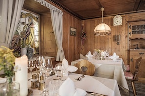 Breakfast, lunch, dinner served; local and international cuisine