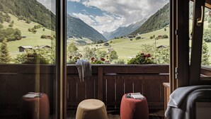 Une pièce dotée d’une grande fenêtre donnant sur un paysage montagneux.