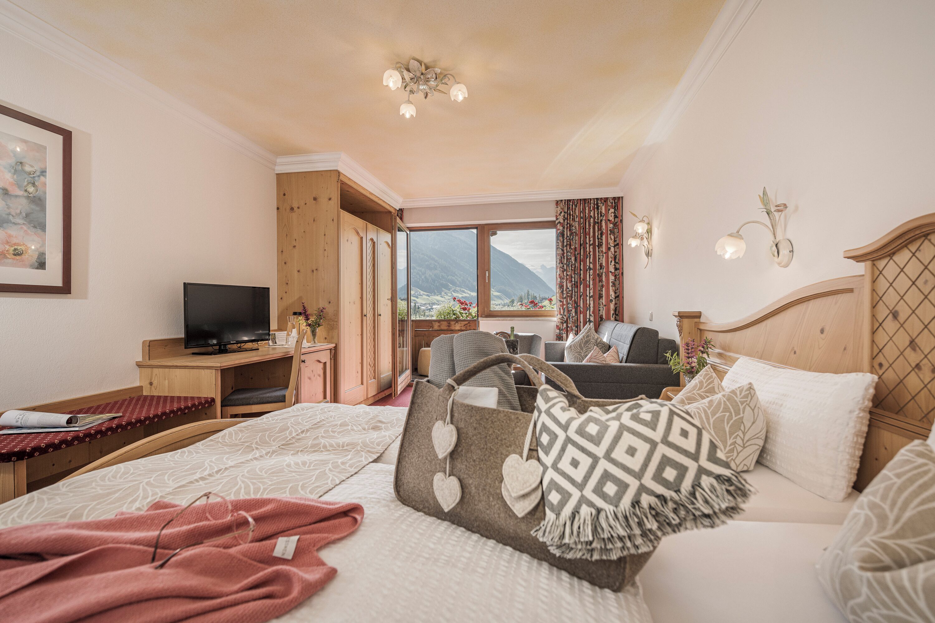 Premium Double Room, 1 King Bed with Sofa bed, Non Smoking (Doppelzimmer Gletscherblick) | Hypo-allergenic bedding, down duvets, in-room safe, desk