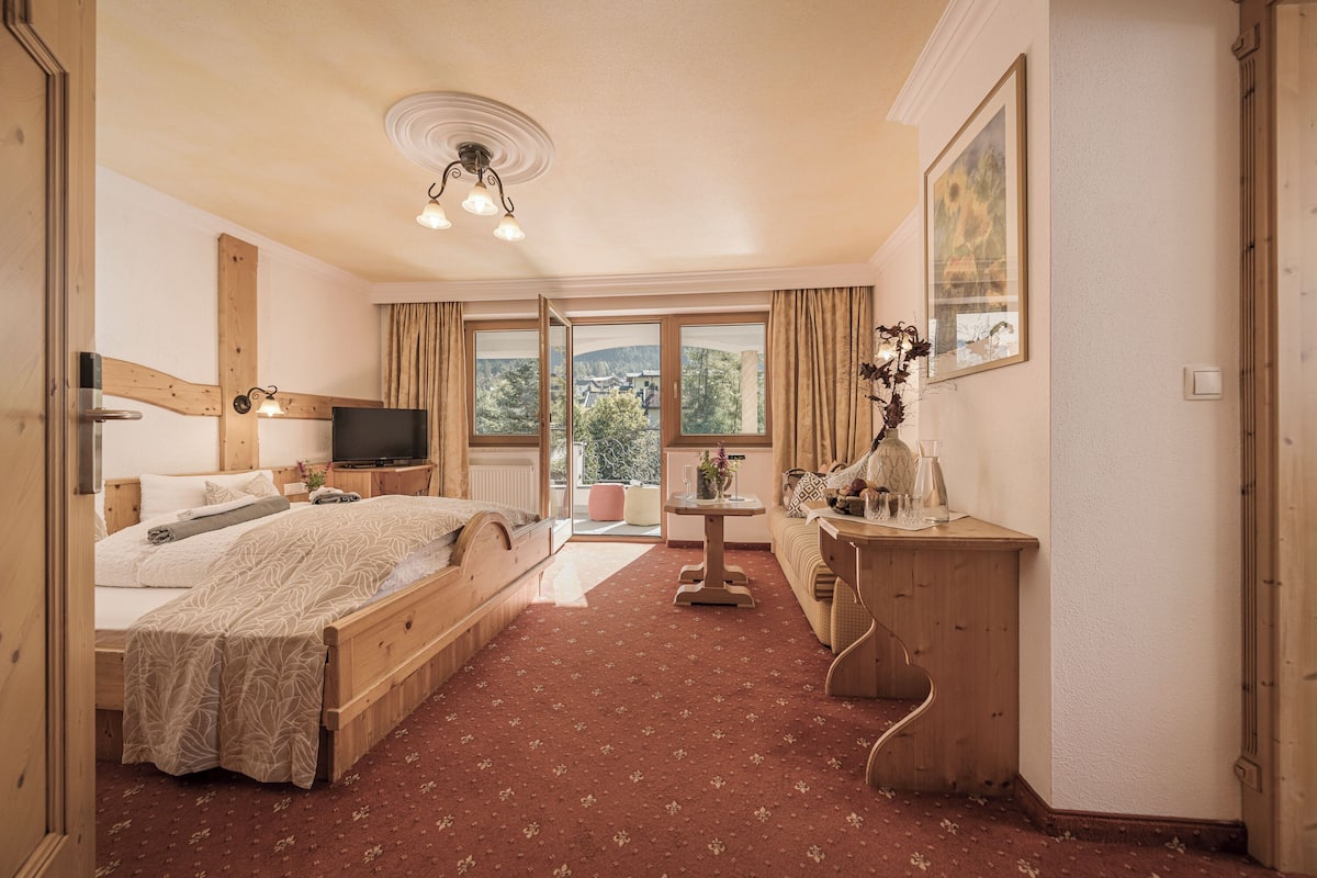 Quarto casal panorâmico, 1 cama King, para não fumantes (Doppelzimmer Panoramablick) | Roupas de cama antialérgicas, edredons de pluma, cofres nos quartos
