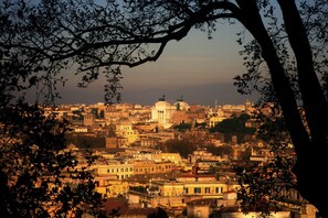 A cityscape with a prominent historical building in the center, surrounded by other structures. - Trastevere, Roma: design and charme (Roma)