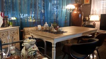 Un comedor con una mesa de madera, sillas y una lámpara decorativa.