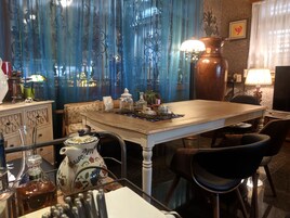 Un comedor con una mesa de madera, sillas y una lámpara decorativa.