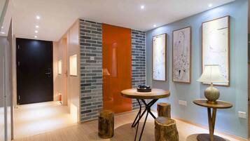 Escritorio, cortinas opacas, wifi gratis