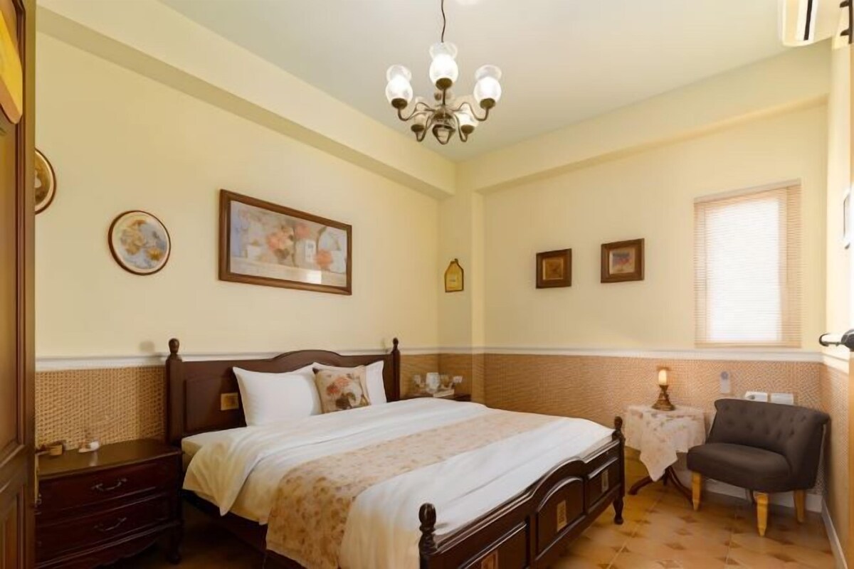 Premium bedding, desk, blackout drapes, soundproofing