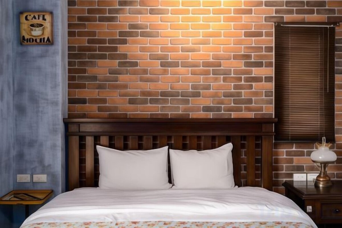 Premium bedding, desk, blackout drapes, soundproofing