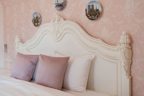 Premium bedding, individually decorated, individually furnished, desk - Brulees Done (Dongshan)
