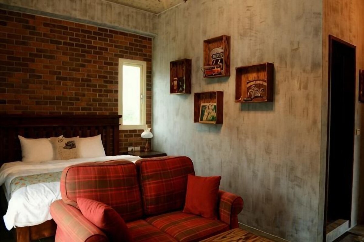 Premium bedding, desk, blackout drapes, soundproofing