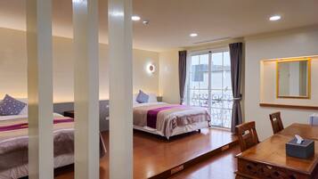 Familien-Vierbettzimmer | Daunenbettdecken, Minibar, Verdunkelungsvorhänge, schallisolierte Zimmer