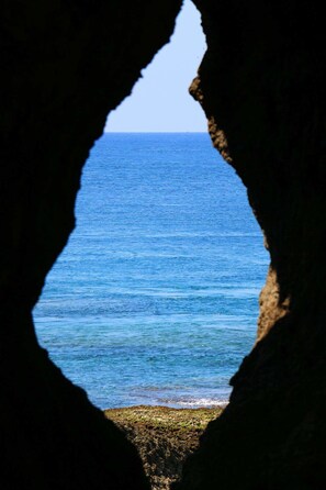 A view through a natural rock formation to the sea. - Kenting Dream B&B (Hengchun)