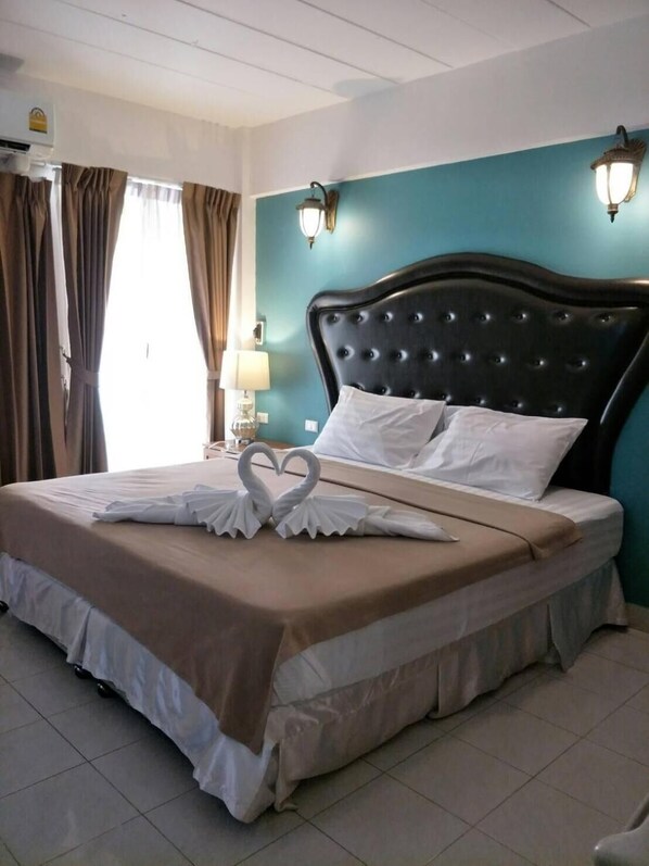 Blackout curtains, soundproofing, free WiFi, bed sheets