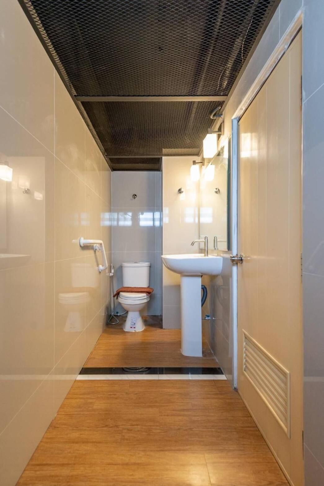 shower, free toiletries, towels