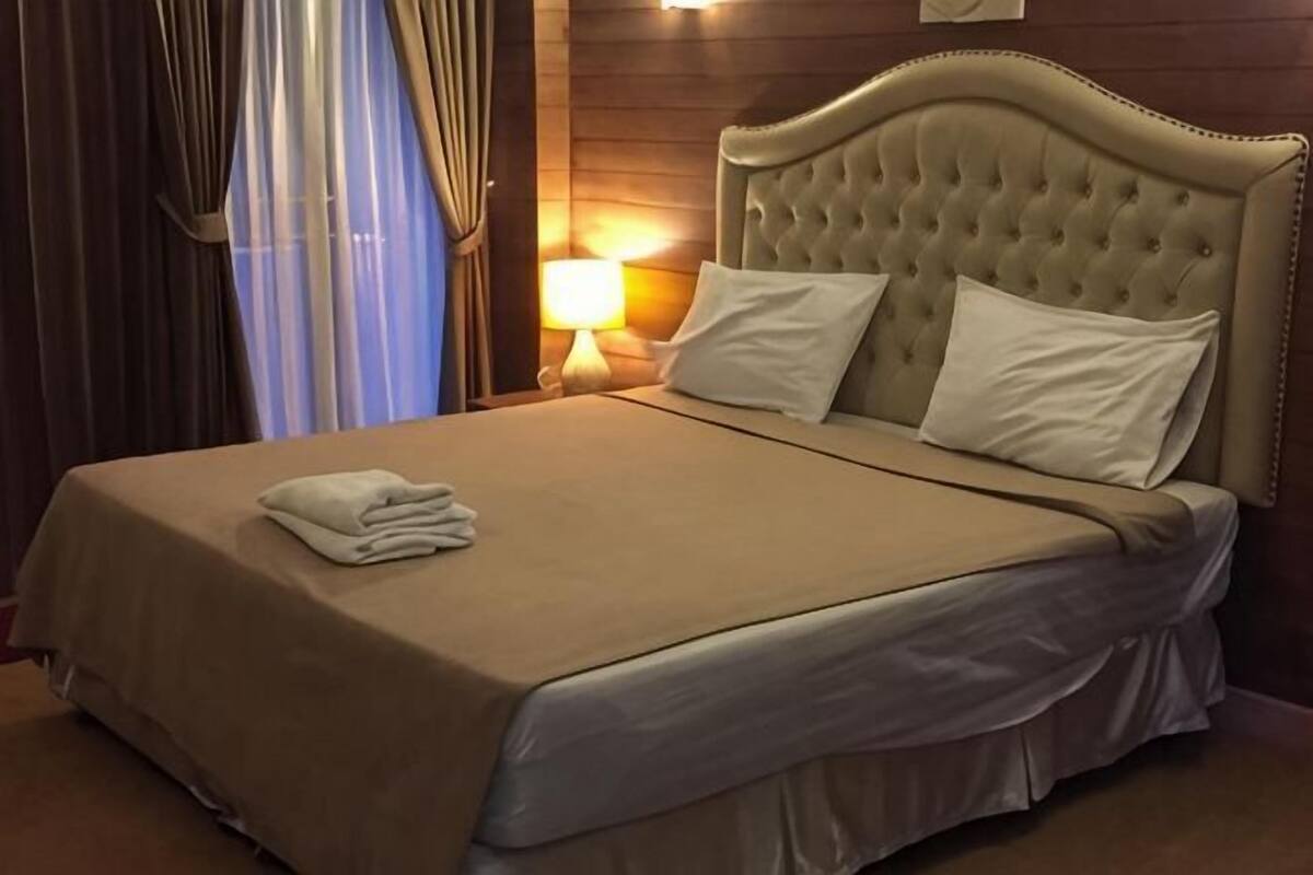 Blackout drapes, soundproofing, free WiFi, bed sheets