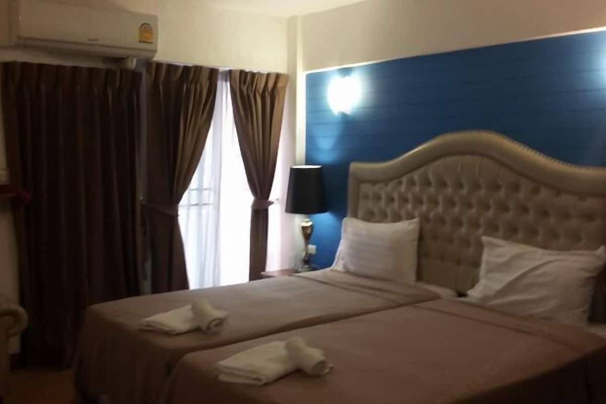 Blackout curtains, soundproofing, free WiFi, bed sheets