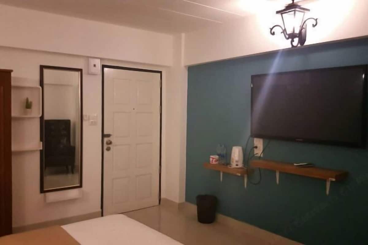 Blackout curtains, soundproofing, free WiFi, bed sheets