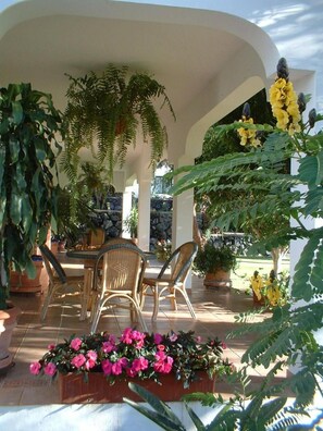 Outdoor dining - Bungalows La Villa (El Paso)