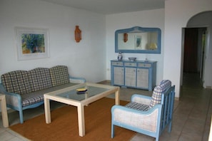 A living room with a sofa, armchairs, a coffee table, a cabinet, and a mirror. - Bungalows La Villa (El Paso)