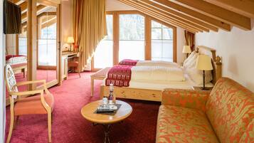 Doppelzimmer (Chalet Style mit Matterhornblick) | Wohnbereich | 64-cm-Flachbildfernseher mit Kabelempfang, Fernseher