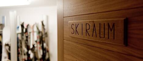 A wooden door with the name "SKIRAUM" carved into it.