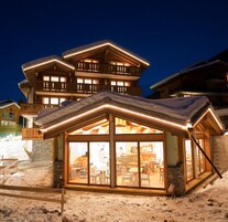 A szálláshely homlokzata – este/éjszaka