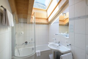 Double Room (Chalet Style mit Matterhornblick) | Bathroom | Hair dryer, towels, soap, shampoo - Hotel Mountain Paradise (Zermatt)