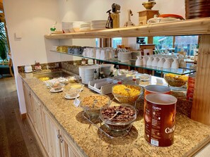 Frokost med lokale retter er inkludert hver dag