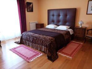 5 室のベッドルーム、デスク、防音設備、アイロン / アイロン台