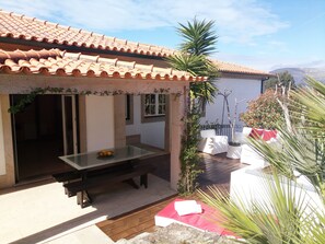 屋外ダイニングエリア