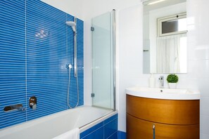 Shower, hair dryer, bidet, towels - Home candia, via Candia 89 (Rome)