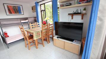 Guesthouse (Holiday Flat) | 1 bedroom, iron/ironing board, free WiFi, bed sheets
