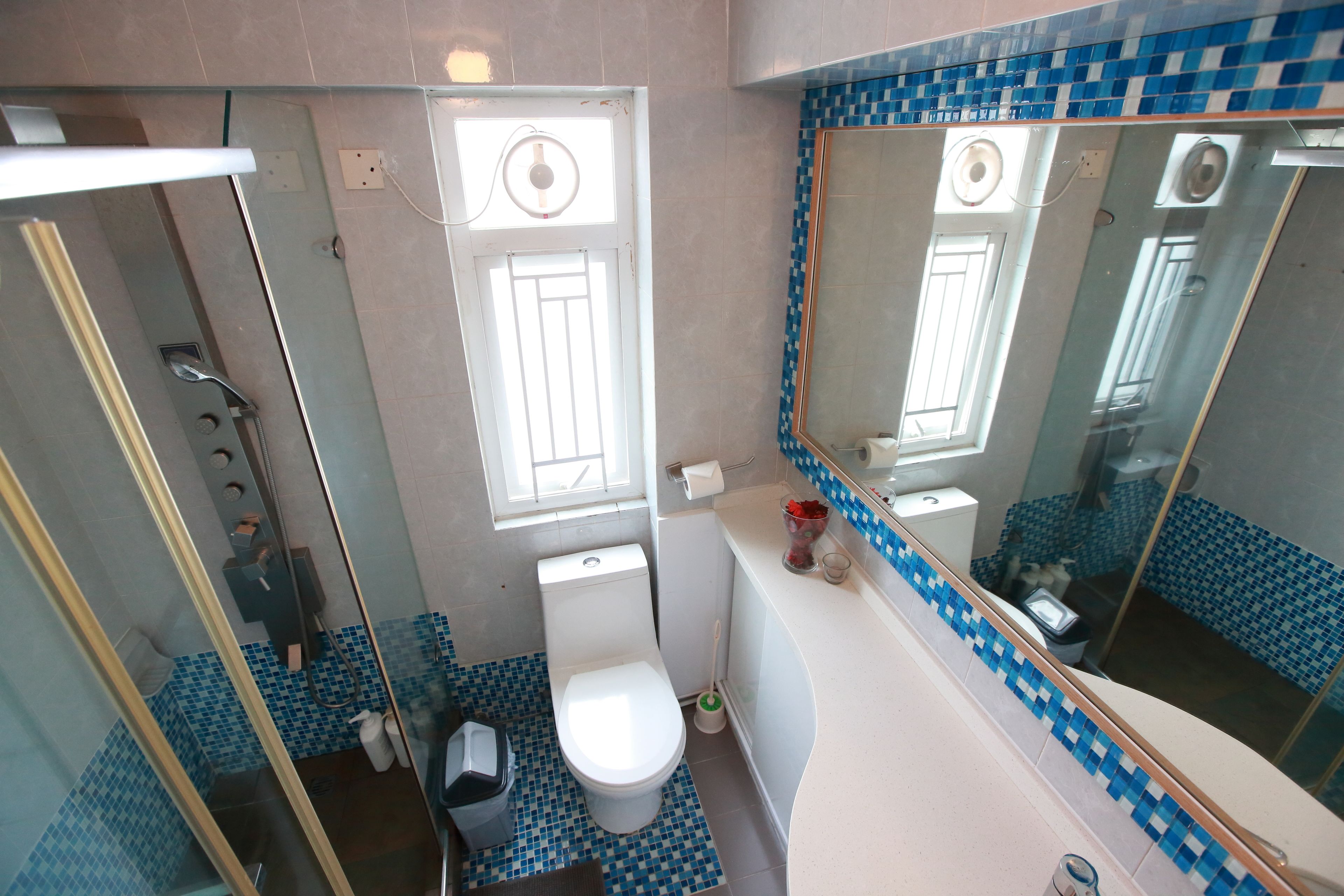 Guesthouse (Holiday Flat) | Bathroom | Shower, free toiletries, hair dryer, towels