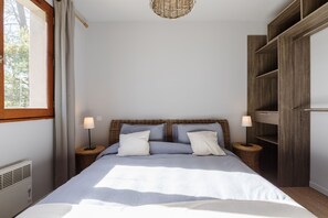 2 bedrooms, iron/ironing board, travel crib, WiFi