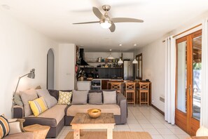 Una Smart TV, una chimenea, un reproductor de DVD, libros