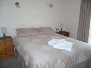 2 bedrooms, iron/ironing board, bed sheets