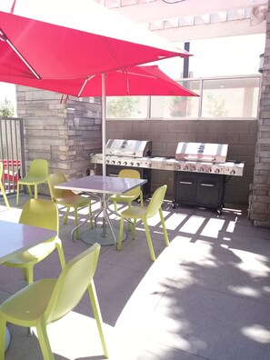 Outdoor dining - Home2 Suites by Hilton Palmdale, CA (Palmdale)