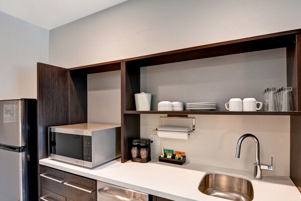 Refrigerador con congelador, microondas y lavavajillas 