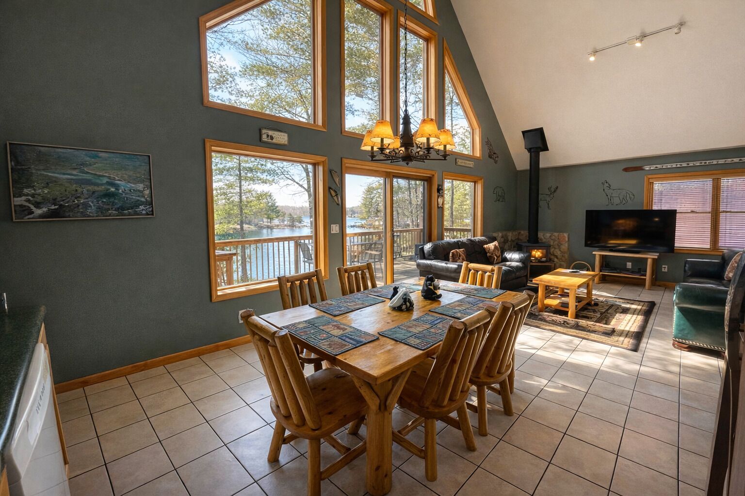 TV connectée, cheminée, livres