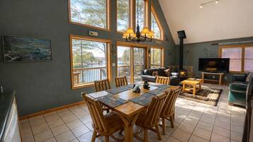 TV connectée, cheminée, livres