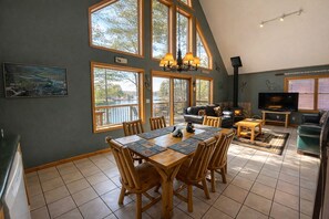 TV connectée, cheminée, livres