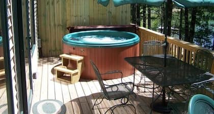 Bear's Den Lakefront Chalet w / Jacuzzi Kayaks PaddleBoat WiFi A / C Golf Trineo de esquí !!