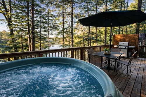 Karhun Den Lakefront Chalet w / Hot Tub Kajakit PaddleBoat WiFi A / C Golf Ski Sled !!