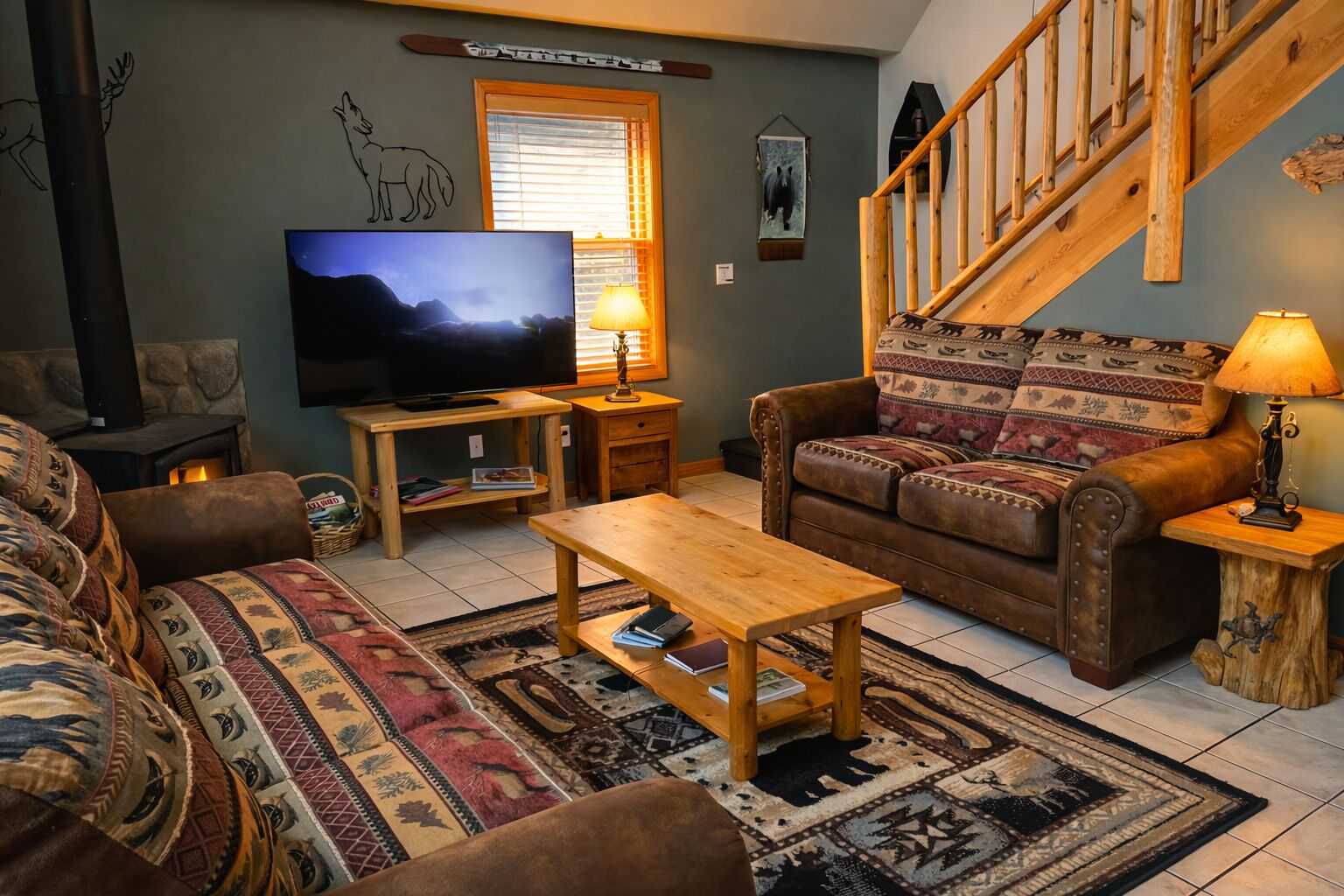 TV connectée, cheminée, livres