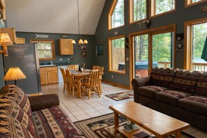 Smart TV, chimenea y libros 