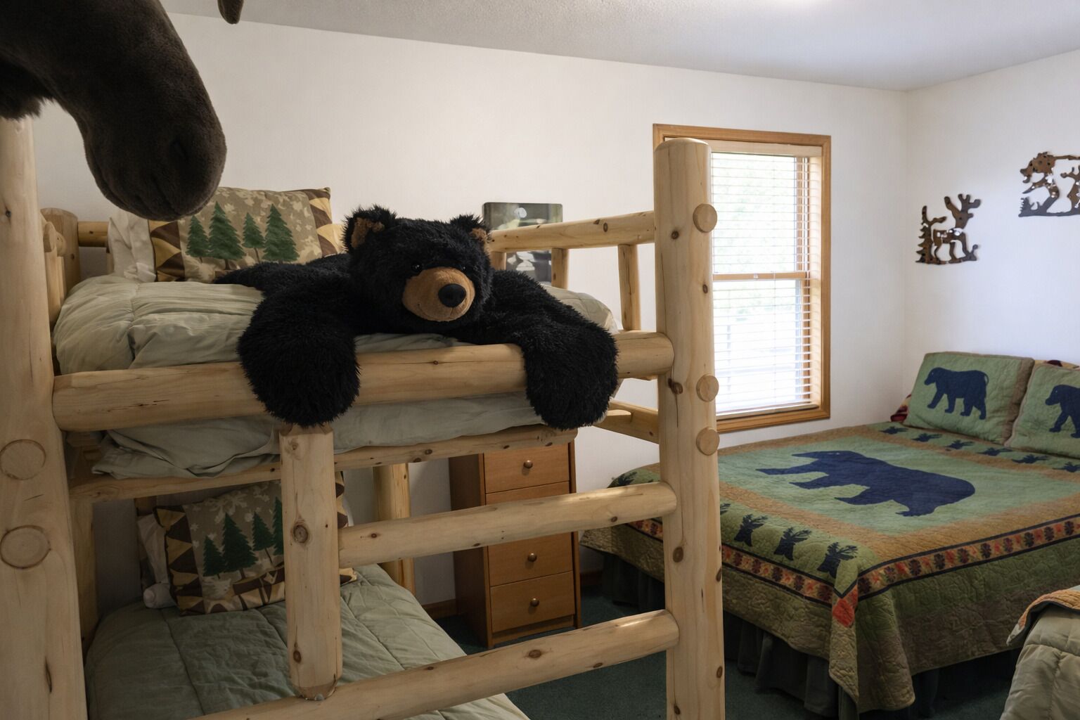 3 bedrooms, iron/ironing board, WiFi (free), bed sheets
