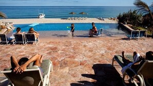 A poolside area with lounge chairs, a pool, and a beach view. - Casa Cardonal - El Cardonal, BCS Mexico (El Cardonal)