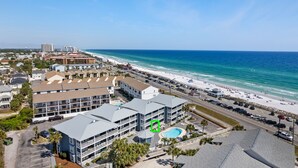 Un hotel con piscina, fronte spiaggia e vista sull'oceano.