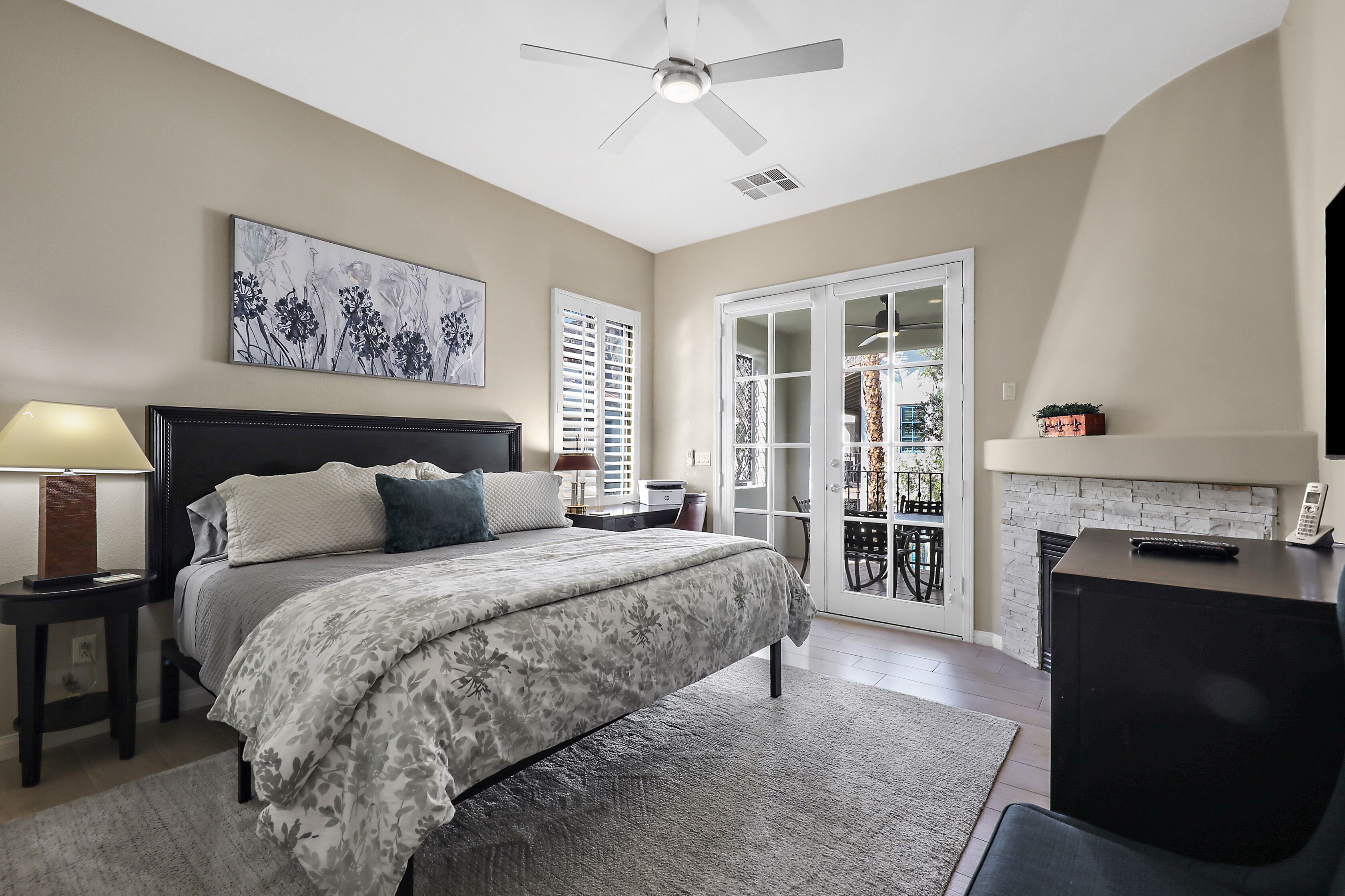 2 chambres, bureau, fer et planche à repasser, lit de bébé portatif