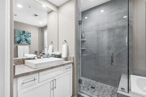 Baignoire, séchoir à cheveux, serviettes fournies, papier de toilette