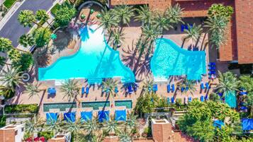 Una piscina al aire libre, una piscina climatizada