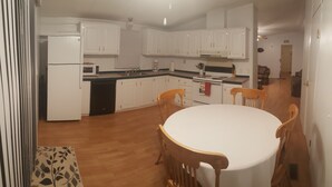 Kaffetrakter/tekoker, kjøleskap, mikrobølgeovn og ovn